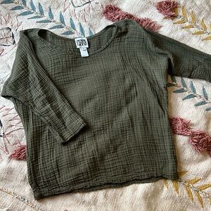 Prairie Underground size small gauzy top. Olive green.